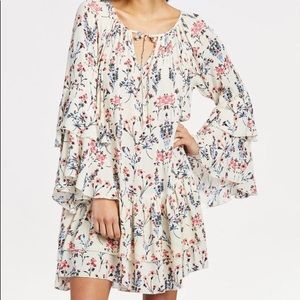 En Creme Floral Ruffle Sleeve Dress